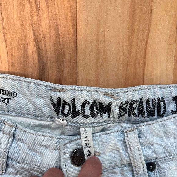 Volcom shorts - Picture 2 of 3